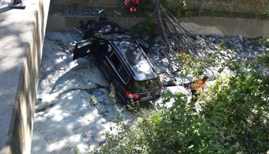 Mit dem Auto in ein Bachbett gestürzt