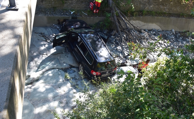Mit dem Auto in ein Bachbett gestürzt