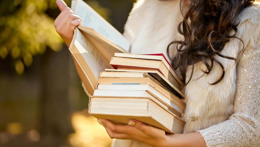 Bücher und andere Medien können jederzeit gebracht und geholt werden.