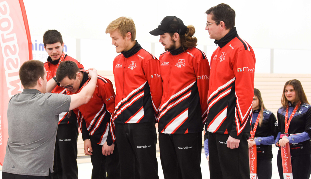 Das Juniorenteam vom Curlingclub Wildhaus erhält die verdiente Silbermedaille überreicht. 