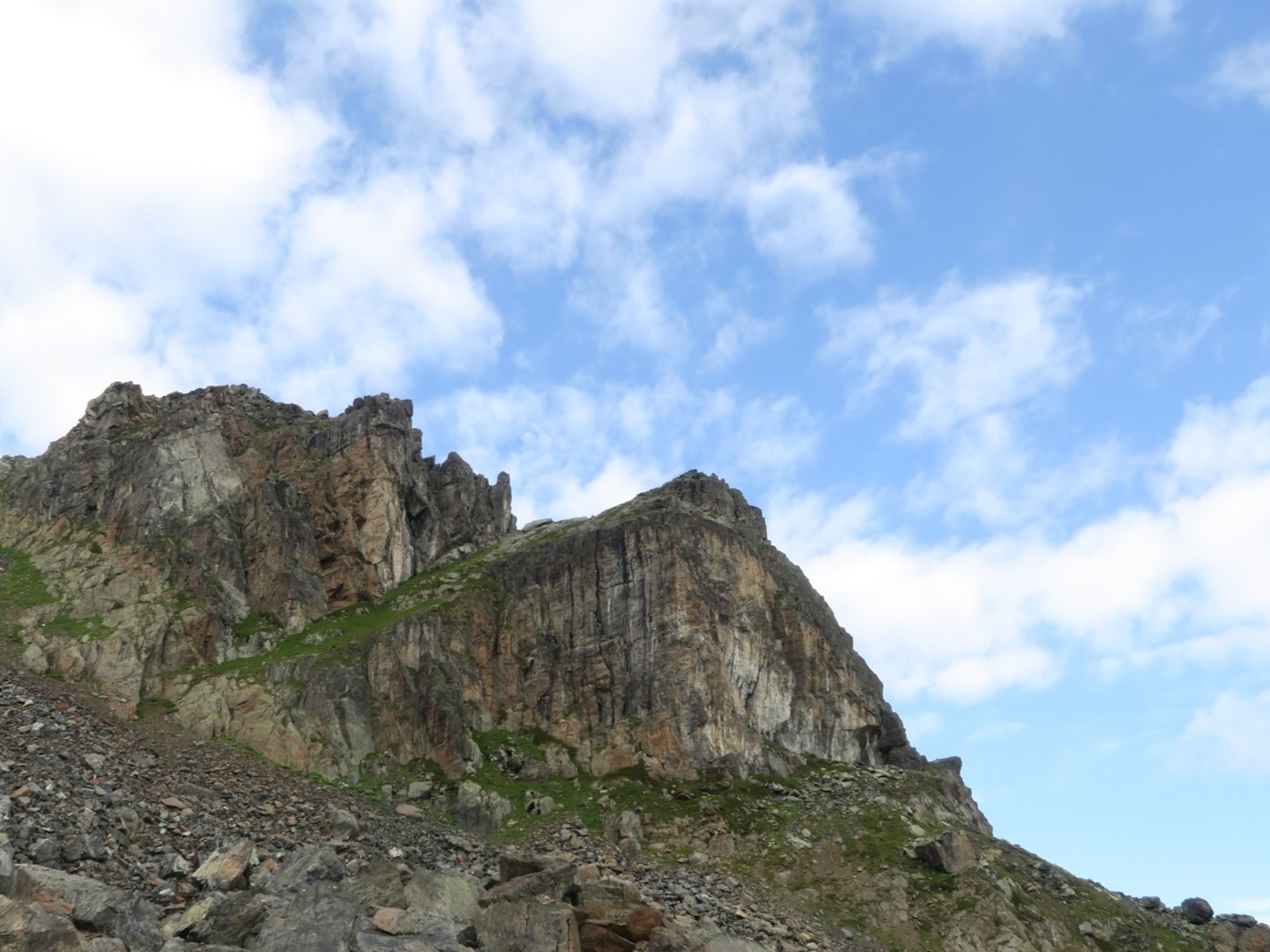Berggänger von Steinbrocken in die Tiefe gerissen