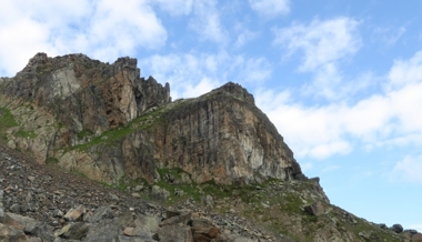 Berggänger von Steinbrocken in die Tiefe gerissen