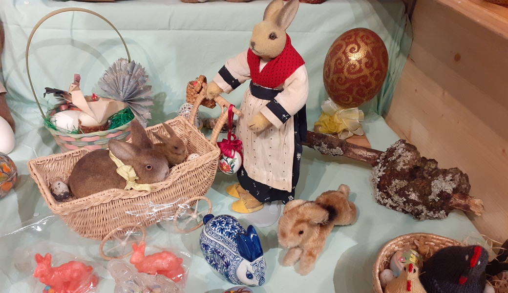 Hühner und Hasen in verschiedenen Materialien und Farben: Die Ausstellung in Rüthi wird letztmals in dieser Form gezeigt.