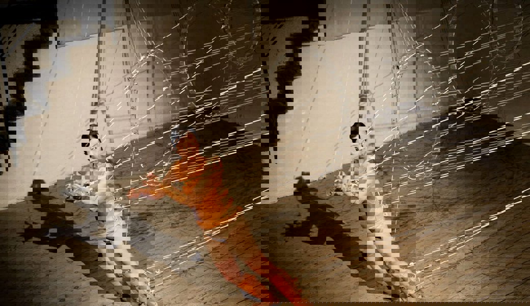  Stipendiatin Ya-Wen Fu zeigt in Zusammenarbeit mit Daniel Romero im Rahmen der Ausstellung im Schloss eine Multimedia-Installation und Performance. 