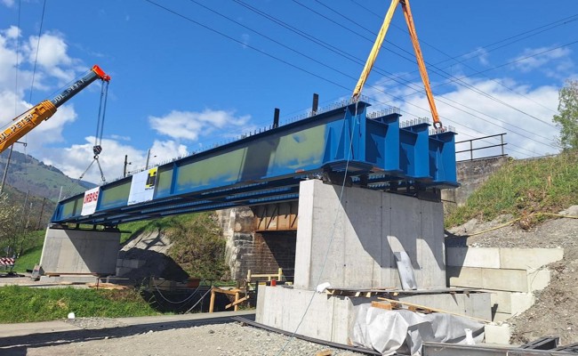 Stahlkoloss geliefert: Ersatz der Eisenbahnbrücke steht bald bevor