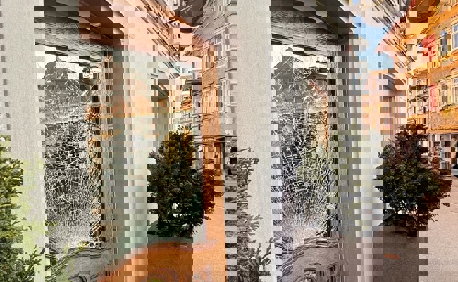 Einbrecher stehlen Auto und rammen Juweliergeschäft