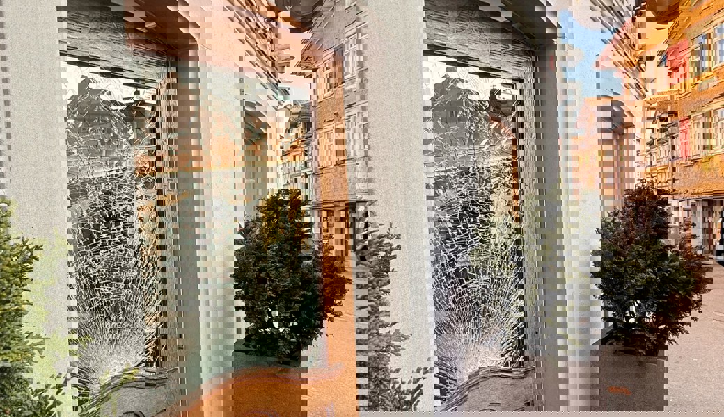 Einbrecher stehlen Auto und rammen Juweliergeschäft