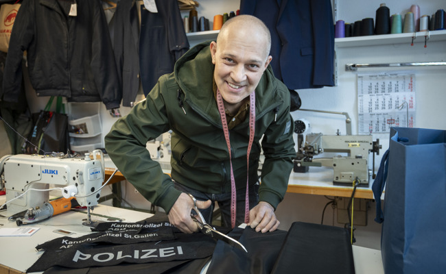 Er macht parat für den Einsatz: Franco Nasiri schneidert Polizeiuniformen