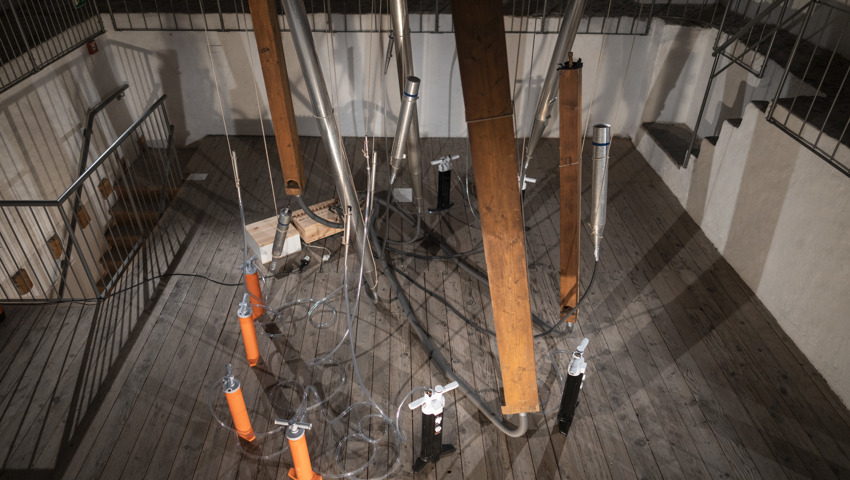 Blick auf einen Teil der vielfältigen Ausstellung:Orgeltöne und Flötenvögel, tanzende Tuschestifte und klingende Gummischweine.