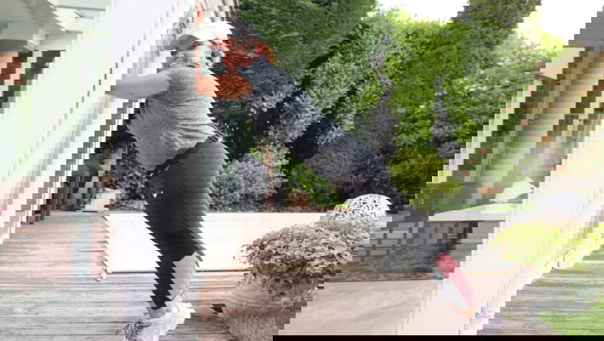  Die richtige Vorbereitung ist wichtig, auch was das Dehnen betrifft: Hier führt Melanie Küng ihre Übung für die Wadenmuskulatur vor. 