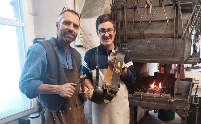 Schelle für Lieblingskuh: Herzenswunsch in Klangschmiede erfüllt