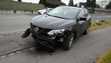 Rotlicht missachtet und mehrfach von Fahrbahn abgekommen: 35-jähriger Autofahrer verunfallt