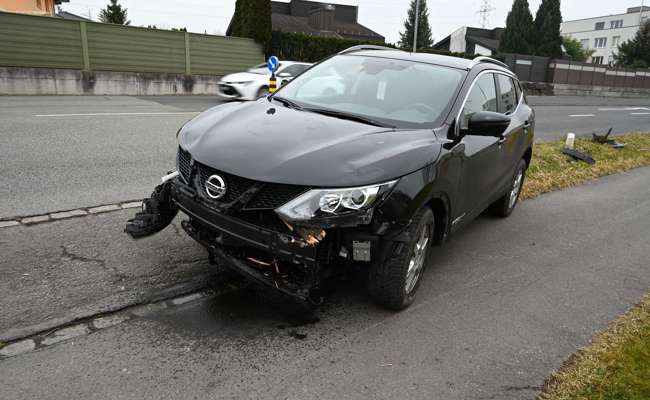 Rotlicht missachtet und mehrfach von Fahrbahn abgekommen: 35-jähriger Autofahrer verunfallt
