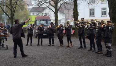 Mit Pauken und Trompeten: Näblschränzer musizieren zum Fasnachtsauftakt beim Rathaus Buchs