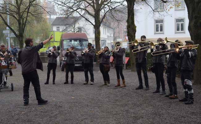 Mit Pauken und Trompeten: Näblschränzer musizieren zum Fasnachtsauftakt beim Rathaus Buchs