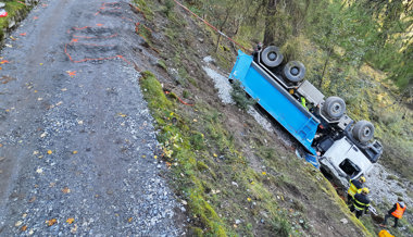 Lastwagen kippt bei Selbstunfall aufs Dach – Lenker verletzte sich