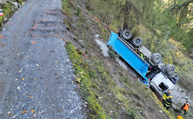 Lastwagen kippt bei Selbstunfall aufs Dach – Lenker verletzte sich