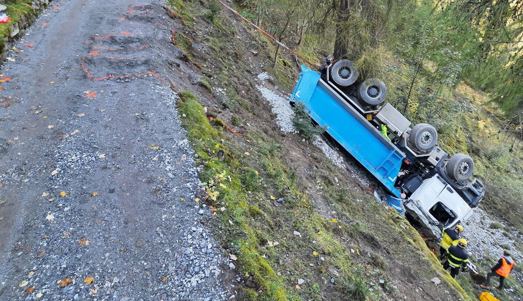 Der Lastwagen kam auf dem Dach liegend zum Stillstand. 