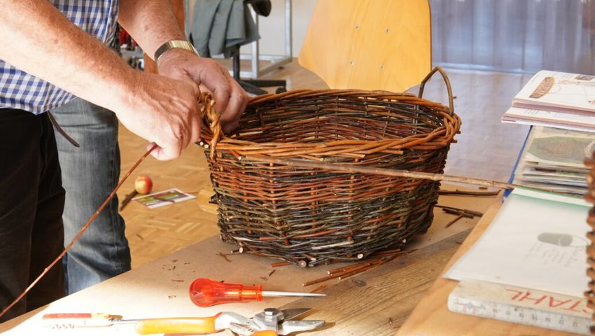 Letzte Handgriffe: Als letztes wird dem Korb ein Henkel verpasst. Letzte Handgriffe: Als letztes wird dem Korb ein Henkel verpasst.
