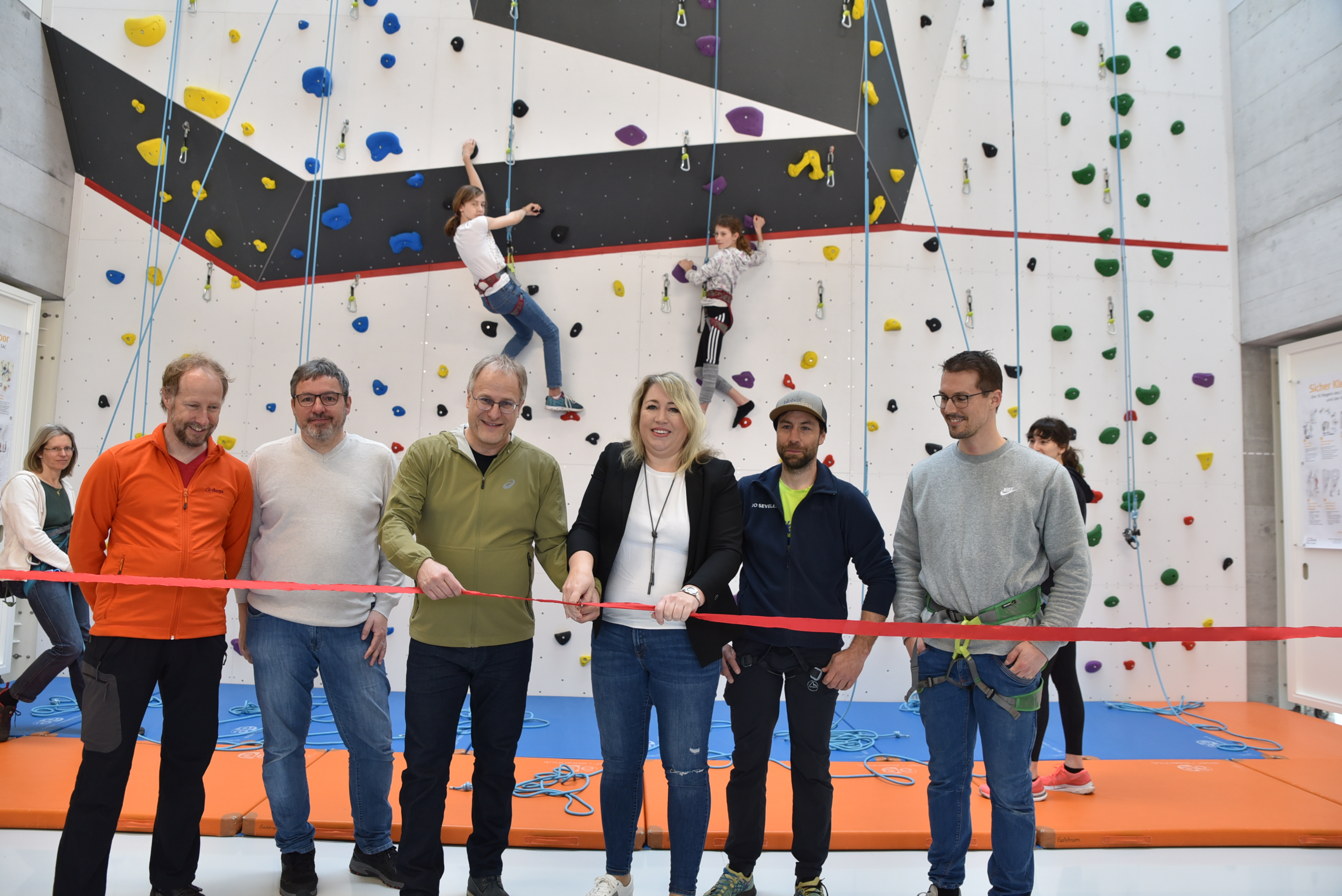 Die Kletterwand bei der Turnhalle Gadretsch wurde eingeweiht
