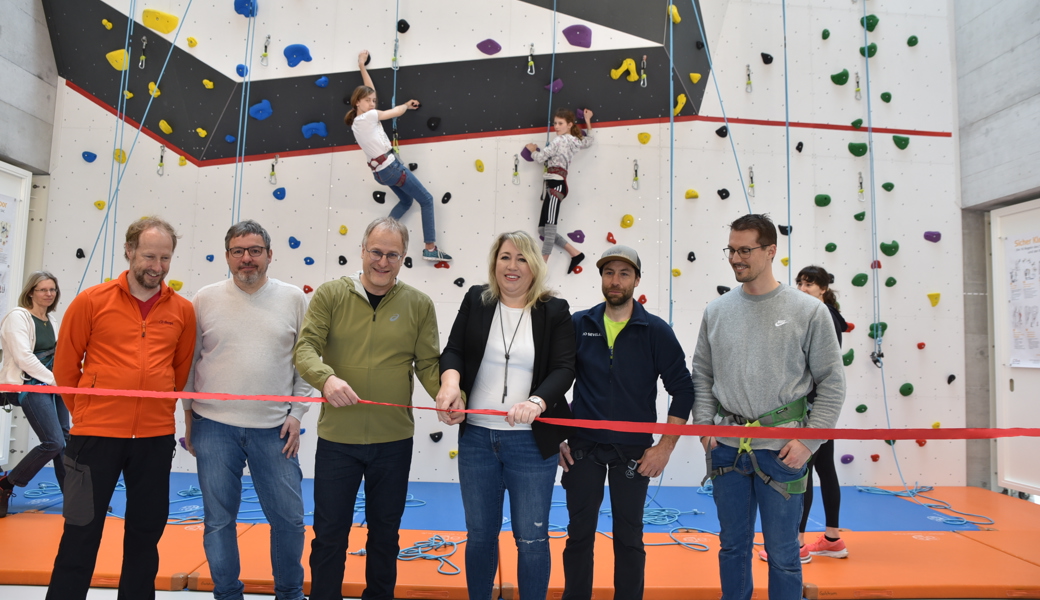 Das Band wird durchgeschnitten, die Kletterwand ist nun offiziell eröffnet. 