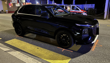 Auto fährt Frau auf dem Fussgänger an
