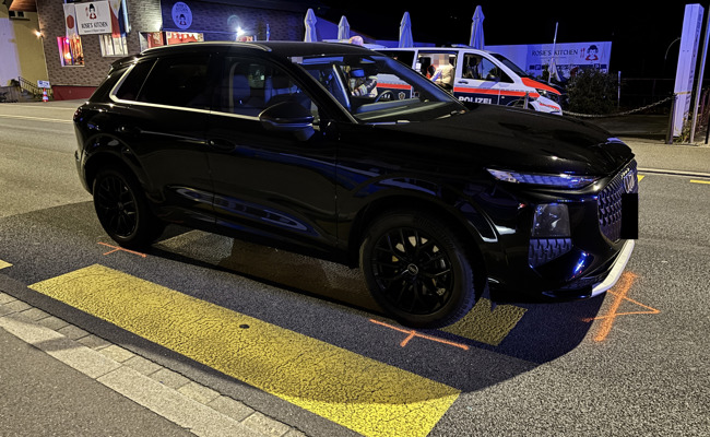 Auto fährt Frau auf dem Fussgänger an