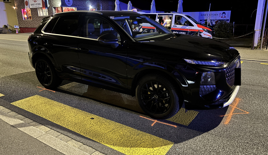 Auto fährt Frau auf dem Fussgänger an