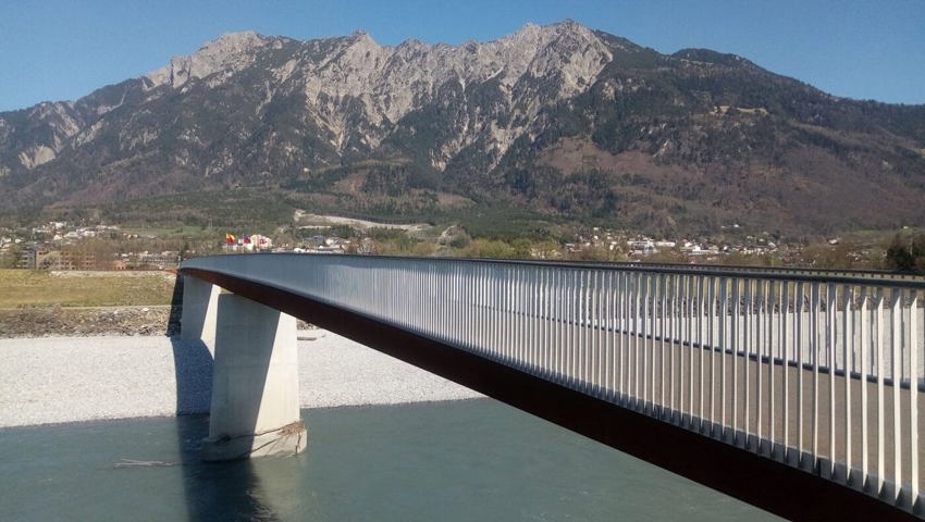  Die 2019 eröffnete Brücke Räfis/Vaduz für den Fuss- und Veloverkehr. 