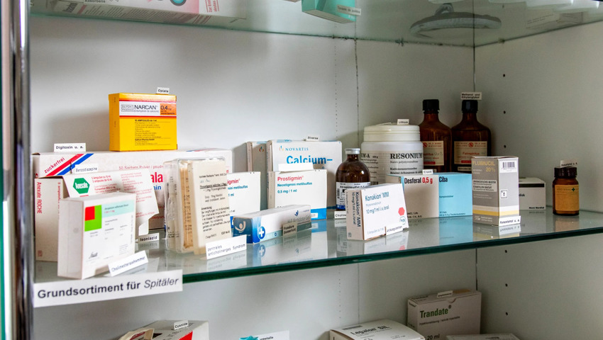 Antidotische Medikamente: Im Büro von Tox Info Suisse gibt es auch einen Gegengiftschrank, allerdings nur zu Ausstellungszwecken. 