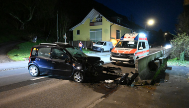 Autofahrer bei Unfall verletzt – Totalschaden am Auto