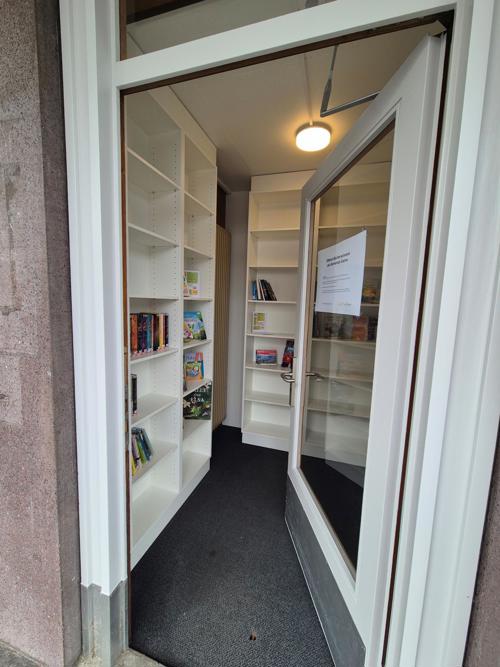 Blick in den Bücherschrank. Blick in den Bücherschrank.