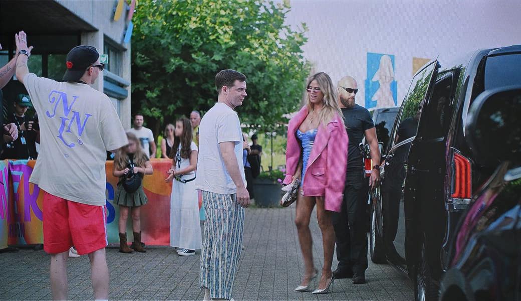 In der Netflix-Serie «Kaulitz & Kaulitz» ist Heidi Klum zu sehen, wie sie beim Seeparksaal Arbon aussteigt.