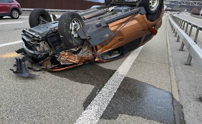 Auf dem Dach gelandet: Auto kollidiert mit Sattelauflieger
