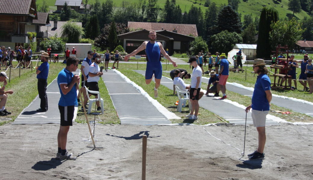  Manuel Scherrer vom STV Gams beim Weitsprung. 