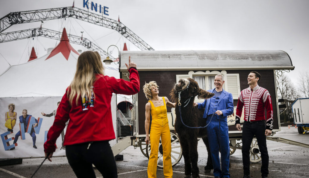  Ursus und Nadeschkin sowie Bastian Baker posieren an der Präsentation des Circus-Knie-Programms 2022 am Dienstag in Rapperswil. 