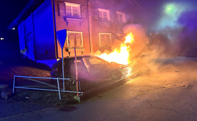 Überholt, Mauer gerammt und in Flammen aufgegangen