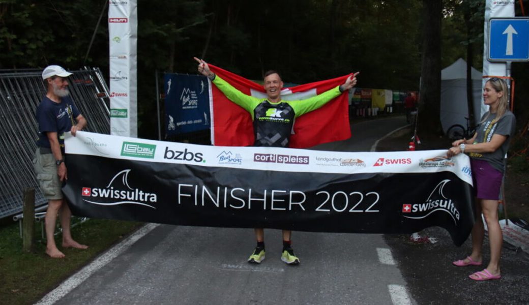  Der grosse Moment: Robert Vuketic, in Buchs aufgewachsen, erreicht am Swissultra in Buchs nach fünf Ironmans an fünf Tagen das Ziel. 