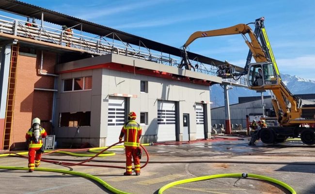 Dach von Lagerhalle im Ochsensand geriet wegen Funkenflug in Brand