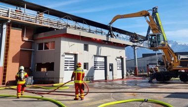 Dach von Lagerhalle im Ochsensand geriet wegen Funkenflug in Brand