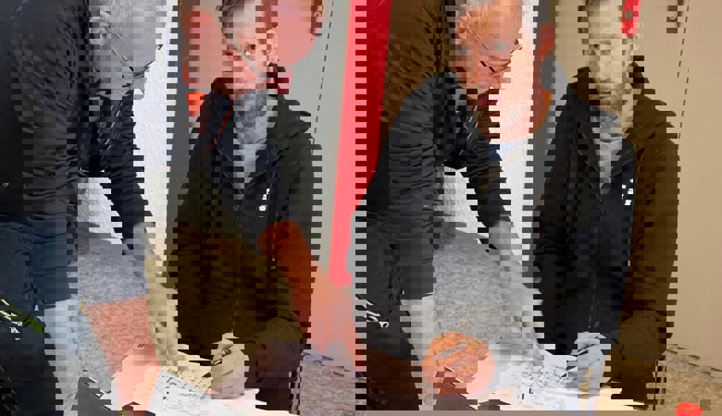  Baufachleute unter sich: Dave Engeler und Peter Bernegger suchen nach einer Lösung für das geplante Regendach. 