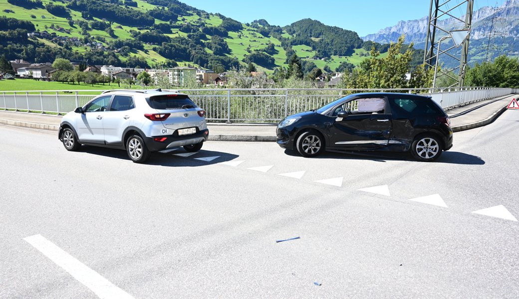 Beim Einbiegen aus der Stationsstrasse in die Bergstrasse kollidierte ein 95-jähriger Autofahrer mit dem Auto einer 64-jährigen Frau.