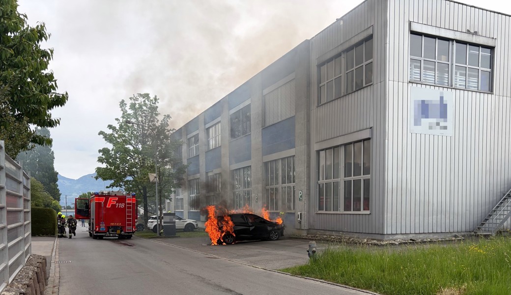 Ein Elektrofahrzeug gerät in Vollbrand, ein Übergreifen auf das Firmengebäude wurde von der Feuerwehr verhindert.