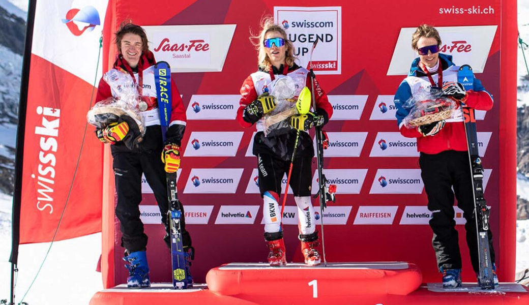  Luca Gantenbein (rechts) wird im Slalom hinter Mathieu Glassey und Silas Däpp (von rechts) Dritter an den Schweizer Meisterschaften der Altersklasse U16.