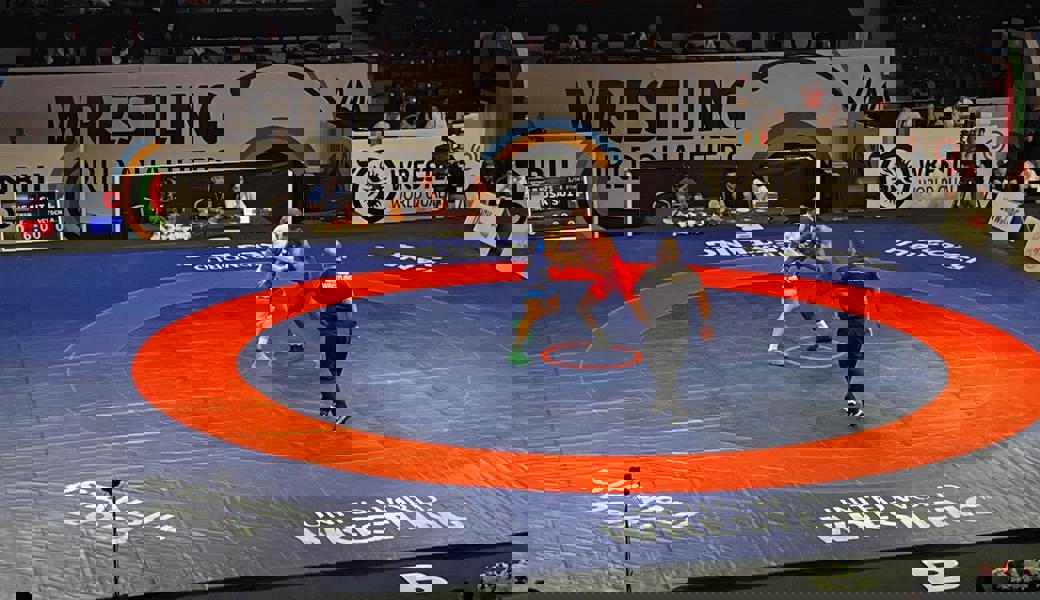 Andreas Vetsch (blaues Trikot) gewann seinen Achtelfinalkampf gegen Ellis Coleman (USA). 