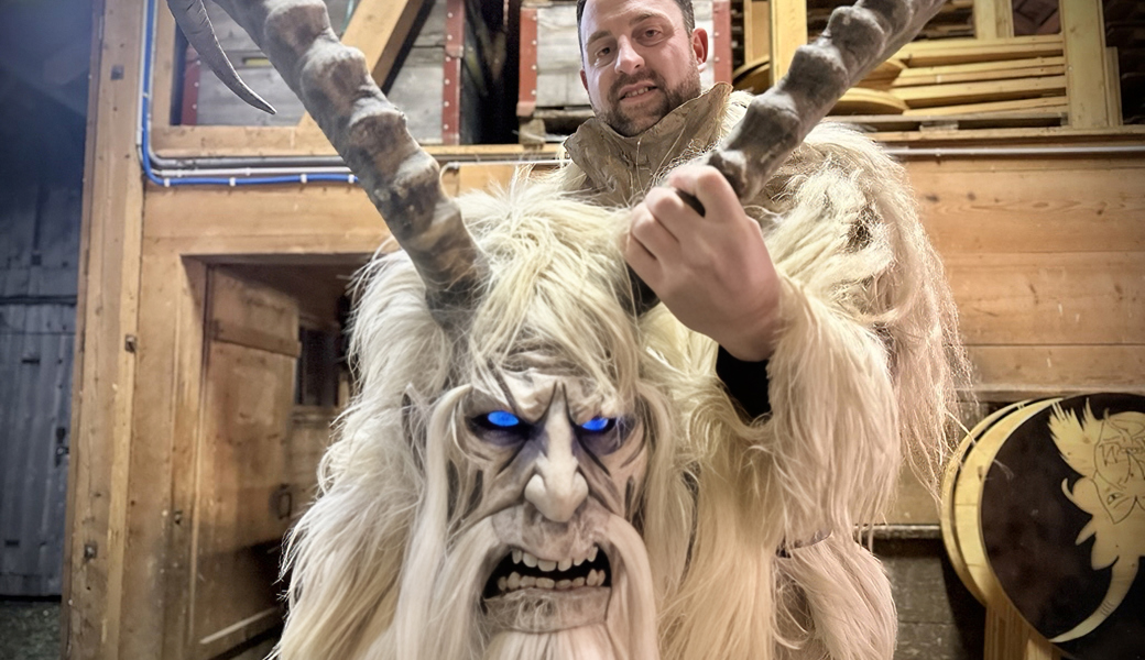 Florian Städler, Vizepräsident der Riettüfel Triber, mit seiner handgeschnitzten Holzmaske: Erst, wenn der Kopf sitzt, wird der Mensch zur Perchte.