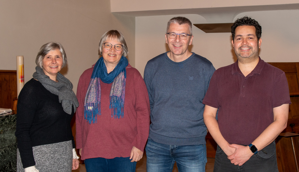 Von links: Neumitglieder Rosemarie Fluck und Elisabeth Grand, Präsident Urs Scherrer und der neue Chorleiter Manuel Alejandro Piñero. 