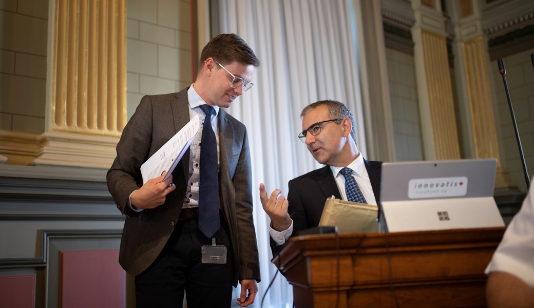 Der Grabser FDP-Kantonsrat Christian Lippuner (rechts, hier mit Ruben Schuler) möchte den Unternehmen die krankheitsbedingten Abwesenheiten ihrer Mitarbeitenden aufs für die Genesung nötige Minimum reduzieren.