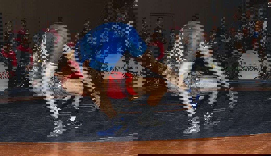  Maurus Zogg (rot) punktete seinen Gegner frühzeitig aus. 