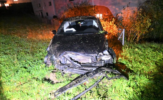 Totalschaden: Mann fährt in Pfosten und eine Böschung hinunter